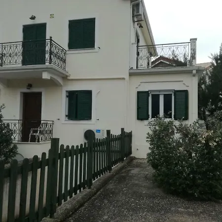 Flat With Garden Karavádhos