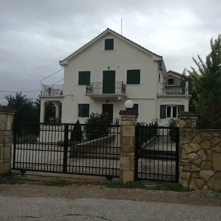 Flat With Garden Karavádhos